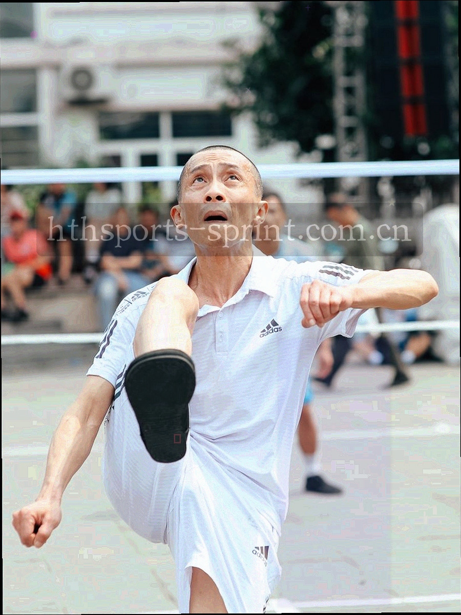 清晨低角度拍摄的体育场跑道线条，向远处收束，画面中无人物正面